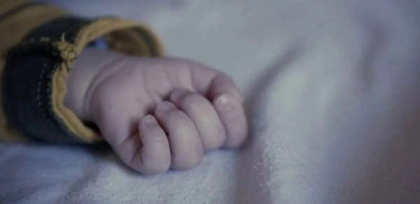 Yeni doğulmuş körpəsini itlərə yedirdib